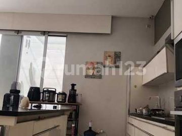 Rumah di Pusat Kota Dekat Sekolah Pius