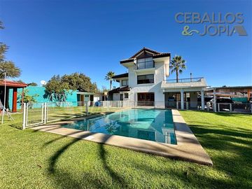 Casa en venta de 6 dorm. en Villa Alemana