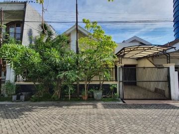 Rumah Manyar Kertoadi, STRATEGIS row 3 mobil