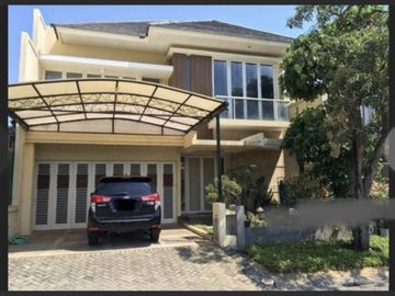 Rumah modern minimalis di royal Residence sby