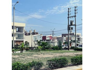 VENDO LINDA CASA FRENTE A PARQUE