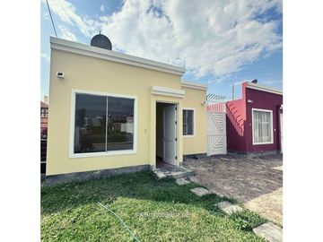 VENDO LINDA CASA FRENTE A PARQUE