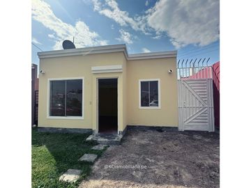 VENDO LINDA CASA FRENTE A PARQUE