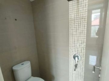 Rumah Manyar Tirtoasri hadap utara