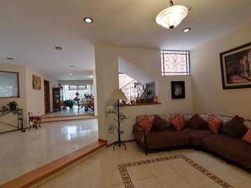 Casas en Venta en Carretas: 4 Recamaras, 5.5 Baños, Cto de Servicio