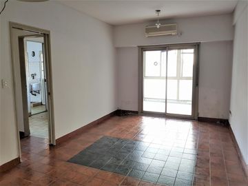 Departamento de 2 amb con terraza. POR ESCALERA.