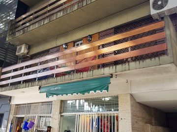 Departamento de 2 amb con terraza. POR ESCALERA.