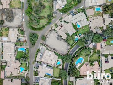OPORTUNIDAD! TERRENO DE LUJO CON DOBLE FRENTE EN LA PLANICIE LA MOLINA EN VENTA