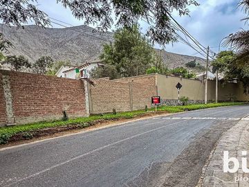 OPORTUNIDAD! TERRENO DE LUJO CON DOBLE FRENTE EN LA PLANICIE LA MOLINA EN VENTA