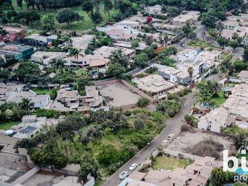 OPORTUNIDAD! TERRENO DE LUJO CON DOBLE FRENTE EN LA PLANICIE LA MOLINA EN VENTA