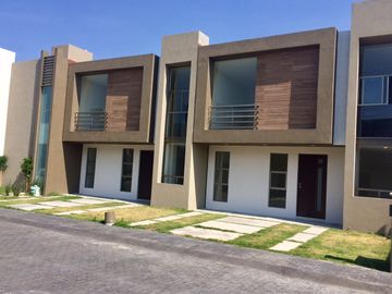 Casa exclusiva en  en venta. Privada, áreas verdes y cerca de todo