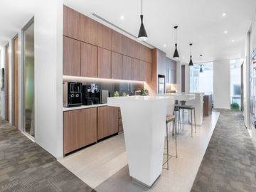 Book open plan office space for businesses of all sizes in Regus AIA Capital Center