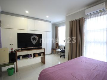 Rumah Bagus Semi Furnished 2 1/4 Lantai Taman Surya 5