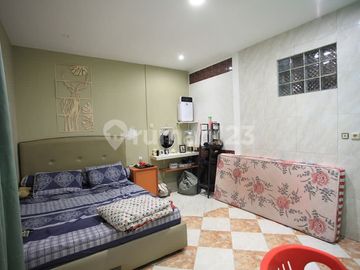 Rumah Bagus Semi Furnished 2 1/4 Lantai Taman Surya 5