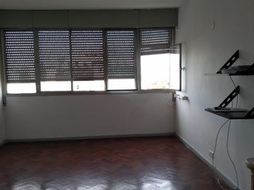 EXCELENTE MONOAMBIENTE LUMINOSO EN CABALLITO APTO PROFESIONAL