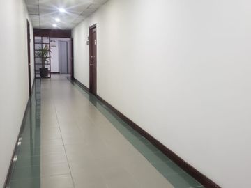 oficina en venta en la aguacatala. Cod V13977