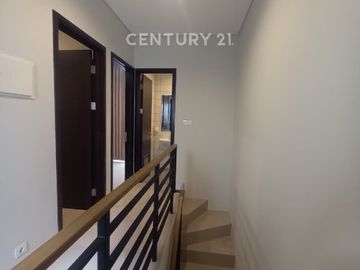 Disewakan Rumah Brand New Cluster Viola Summarecon Crown Gading