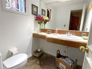 Casa en Venta en Huinganal Casa en Venta | 4D4B y servicio | Lo Barnechea | One Propiedades
