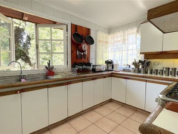 Casa en Venta en Huinganal Casa en Venta | 4D4B y servicio | Lo Barnechea | One Propiedades