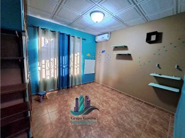 VENDO CASA FAMILIAR EN LOS ALGARROBOS