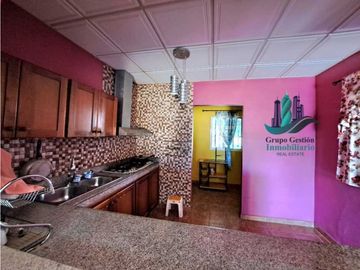 VENDO CASA FAMILIAR EN LOS ALGARROBOS