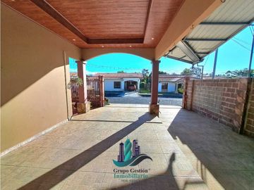 VENDO CASA FAMILIAR EN LOS ALGARROBOS