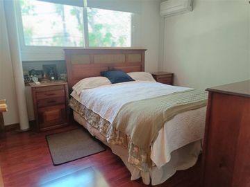 Casa en venta de 4 dorm. En Metro Los Dominicos Las Condes
