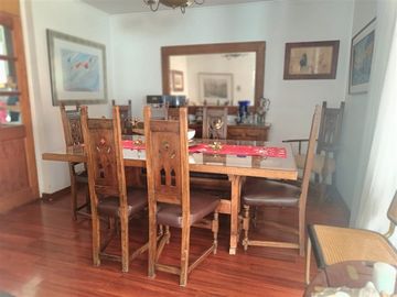 Casa en venta de 4 dorm. En Metro Los Dominicos Las Condes