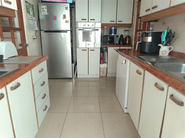 Casa en venta de 4 dorm. En Metro Los Dominicos Las Condes
