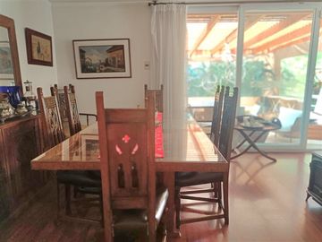 Casa en venta de 4 dorm. En Metro Los Dominicos Las Condes