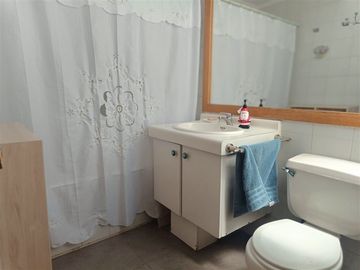 Casa en venta de 4 dorm. En Metro Los Dominicos Las Condes
