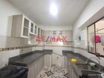 Venta de Casa en Cangallo SJL - Excelente Ubicación

 Hermosa casa en venta de 119.80 m² con todo lo que necesitas para vivir cómodamente. Ubicada a
