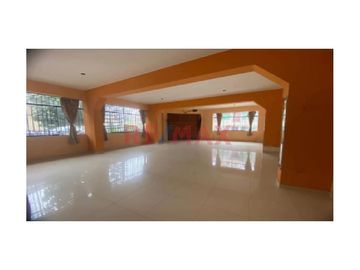 Venta de Casa en Cangallo SJL - Excelente Ubicación

 Hermosa casa en venta de 119.80 m² con todo lo que necesitas para vivir cómodamente. Ubicada a