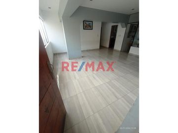 Venta de Casa en Cangallo SJL - Excelente Ubicación

 Hermosa casa en venta de 119.80 m² con todo lo que necesitas para vivir cómodamente. Ubicada a