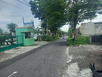 Tanah Mangku Jalan di Barat Jakal Km 10