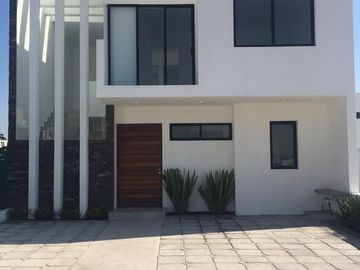 Preciosa Residencia en Bio Grand Juriquilla, 3 Recamaras, Jardín, Alberca, LUJO
