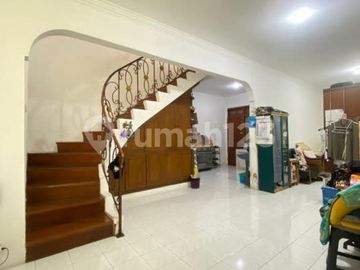 Rumah Terawat Luas 300m² di Komplek Premium Lebak Bulus Dekat ke MRT