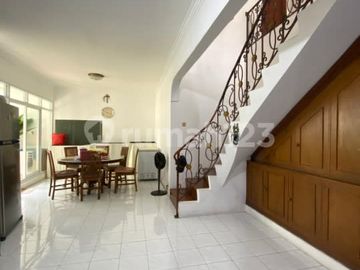 Rumah Terawat Luas 300m² di Komplek Premium Lebak Bulus Dekat ke MRT