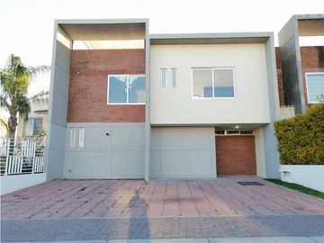 CASA EN VENTA CON ROOF GARDEN EN EL REFUGIO EL MARQUES QUERETARO GCA