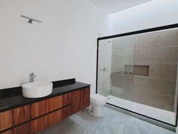 Venta de Casa de 4 Recámaras con Amplio Jardín en Punta Norte, Colima; México