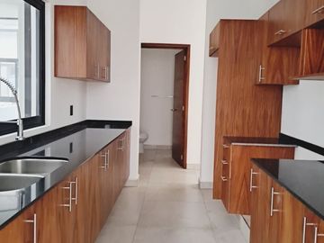 Venta de Casa de 4 Recámaras con Amplio Jardín en Punta Norte, Colima; México