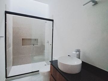 Venta de Casa de 4 Recámaras con Amplio Jardín en Punta Norte, Colima; México