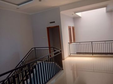 Rumah 2 lantai dalam komplek permata depok regency