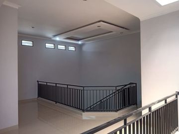 Rumah 2 lantai dalam komplek permata depok regency