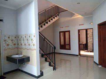 Rumah 2 lantai dalam komplek permata depok regency