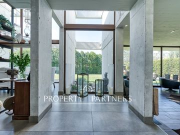 Moderna y excelentes terminaciones en condominio consolidado.