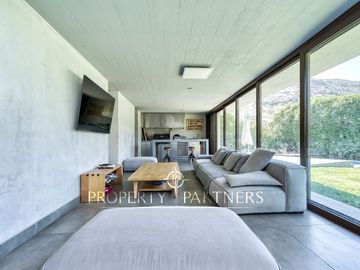 Moderna y excelentes terminaciones en condominio consolidado.
