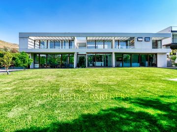Moderna y excelentes terminaciones en condominio consolidado.