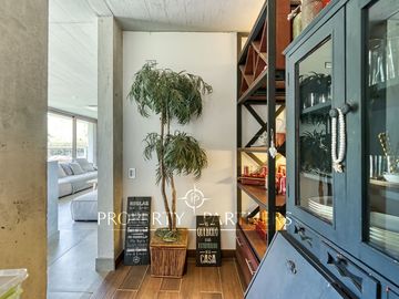 Moderna y excelentes terminaciones en condominio consolidado.