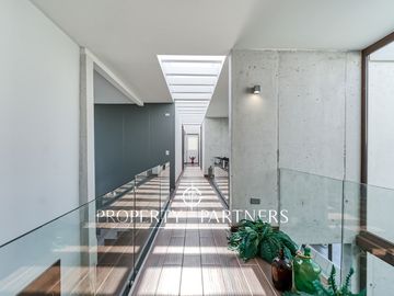 Moderna y excelentes terminaciones en condominio consolidado.